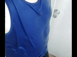 Safado no banho com tesão na mala